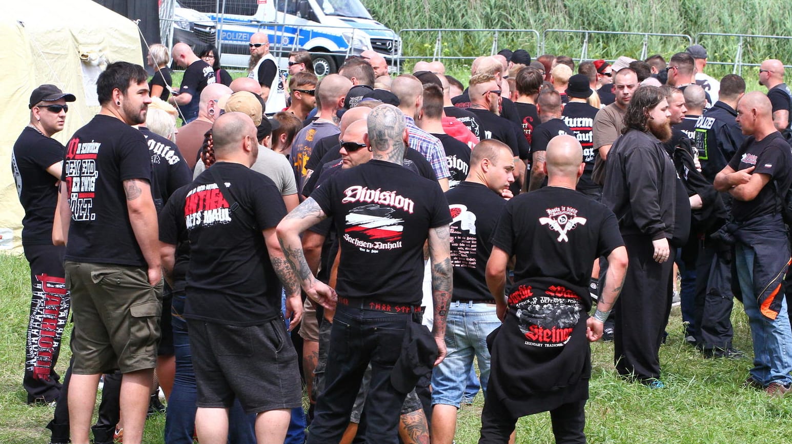 Neonazis bei einem Konzert im thüringischen Themar im Juli 2017: Jetzt findet eine ähnliche Veranstaltung im sächsischen Ostritz statt.