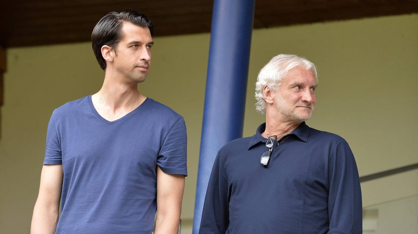Jonas Boldt (l.) und Rudi Völler: Die beiden Manager bekommen neue Aufgaben bei Bayer Leverkusen.