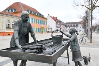 Das Denkmal "Spargelfrau" vor dem Haupteingang des Schlosses in Schwetzingen.