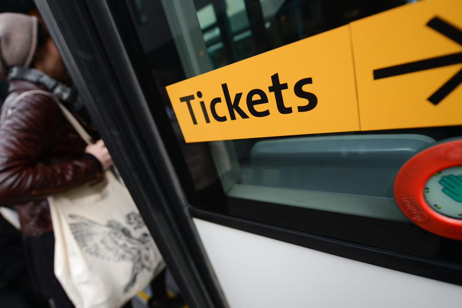 Eine Frau steigt hinten in einen Bus ein: Im Bundestag wurde über den Straftatbestand Schwarzfahren debattiert.