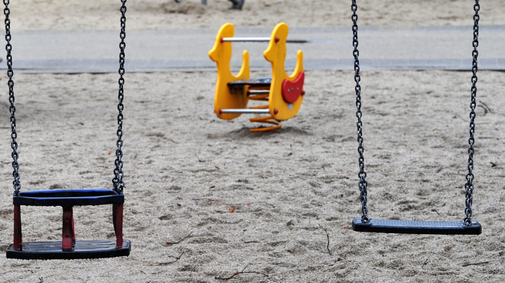 Zwei leere Schaukeln hängen auf einem verlassenen Spielplatz: In Hannover ist es auf einem Spielplatz zu einer Auseaindersetzung mit 30 beteiligten Personen gekommen. (Symbolbild)