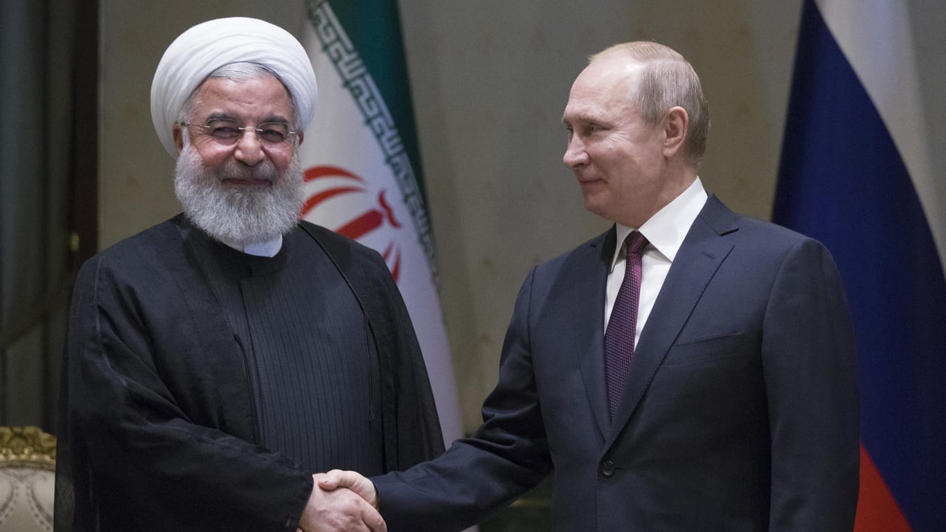 Hassan Ruhani (l), Präsident des Iran, und Wladimir Putin, Präsident von Russland, auf dem Dreiergipfel zur Lage in Syrien: Im Iran soll Russisch als Schulfach eingeführt werden. (Archivbild)