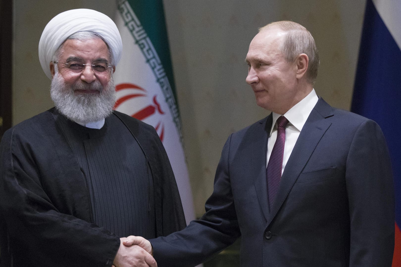 Hassan Ruhani (l), Präsident des Iran, und Wladimir Putin, Präsident von Russland, auf dem Dreiergipfel zur Lage in Syrien: Im Iran soll Russisch als Schulfach eingeführt werden. (Archivbild)