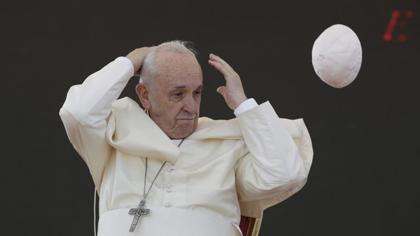 Ein Windstoß verwehte die Kappe von Papst Franziskus.