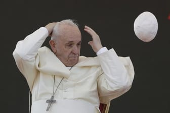 Ein Windstoß verwehte die Kappe von Papst Franziskus.