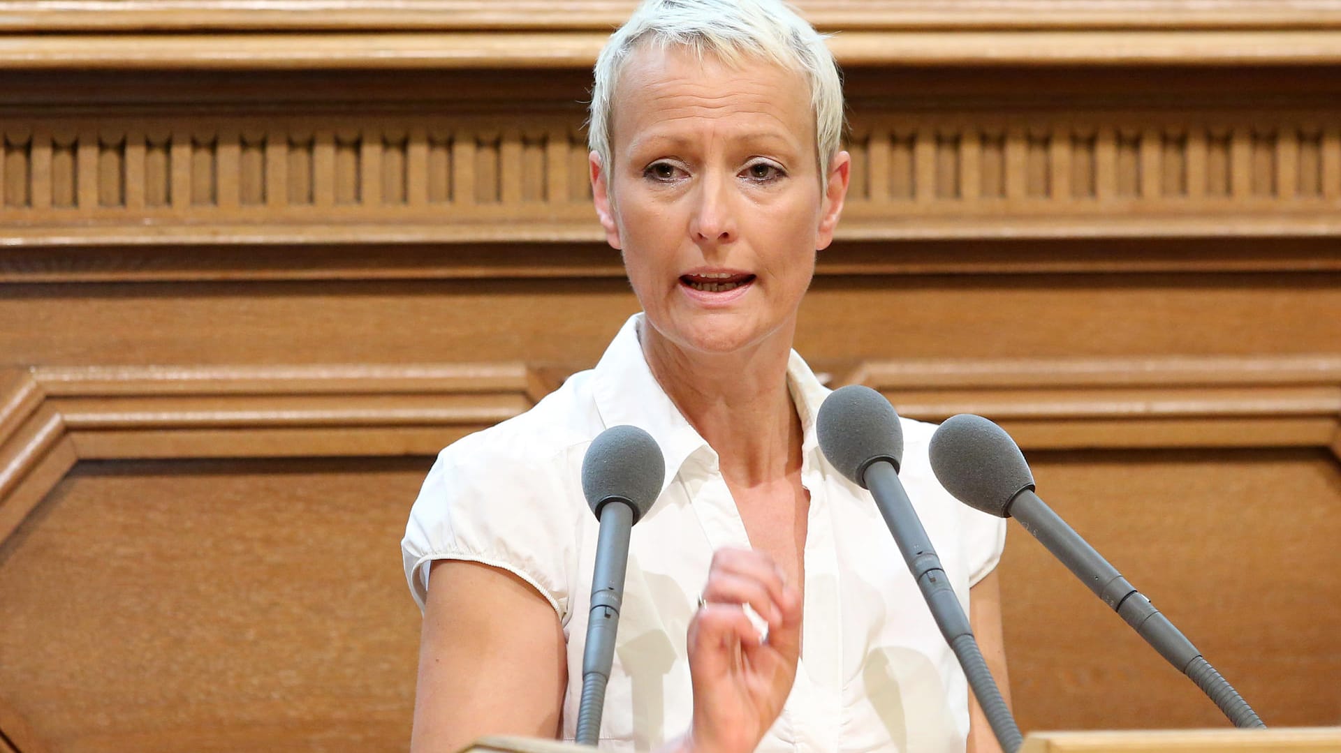Stefanie von Berg (Bündnis90/Die Grünen) spricht in einer Sitzung der Bürgerschaft im Rathaus von Hamburg: Die Grünen in Hamburg sind für einen späteren Unterrichtsbeginn.