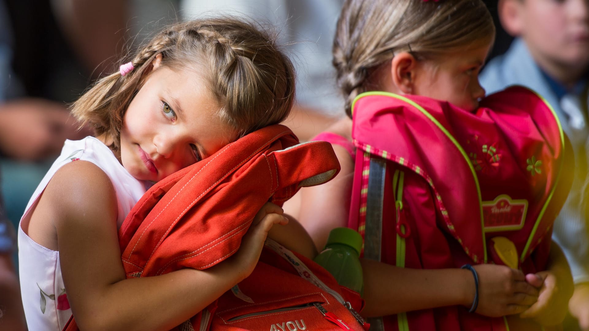 Ein müdes Mädchen an ihrem Einschulungstag: Die Grünen wollen den Unterricht in Hamburg um eine Stunde nach hinten verschieben. Ein müdes Mädchen an ihrem Einschulungstag: Die Grünen wollen den Unterricht in Hamburg um eine Stunde nach hinten verschieben.