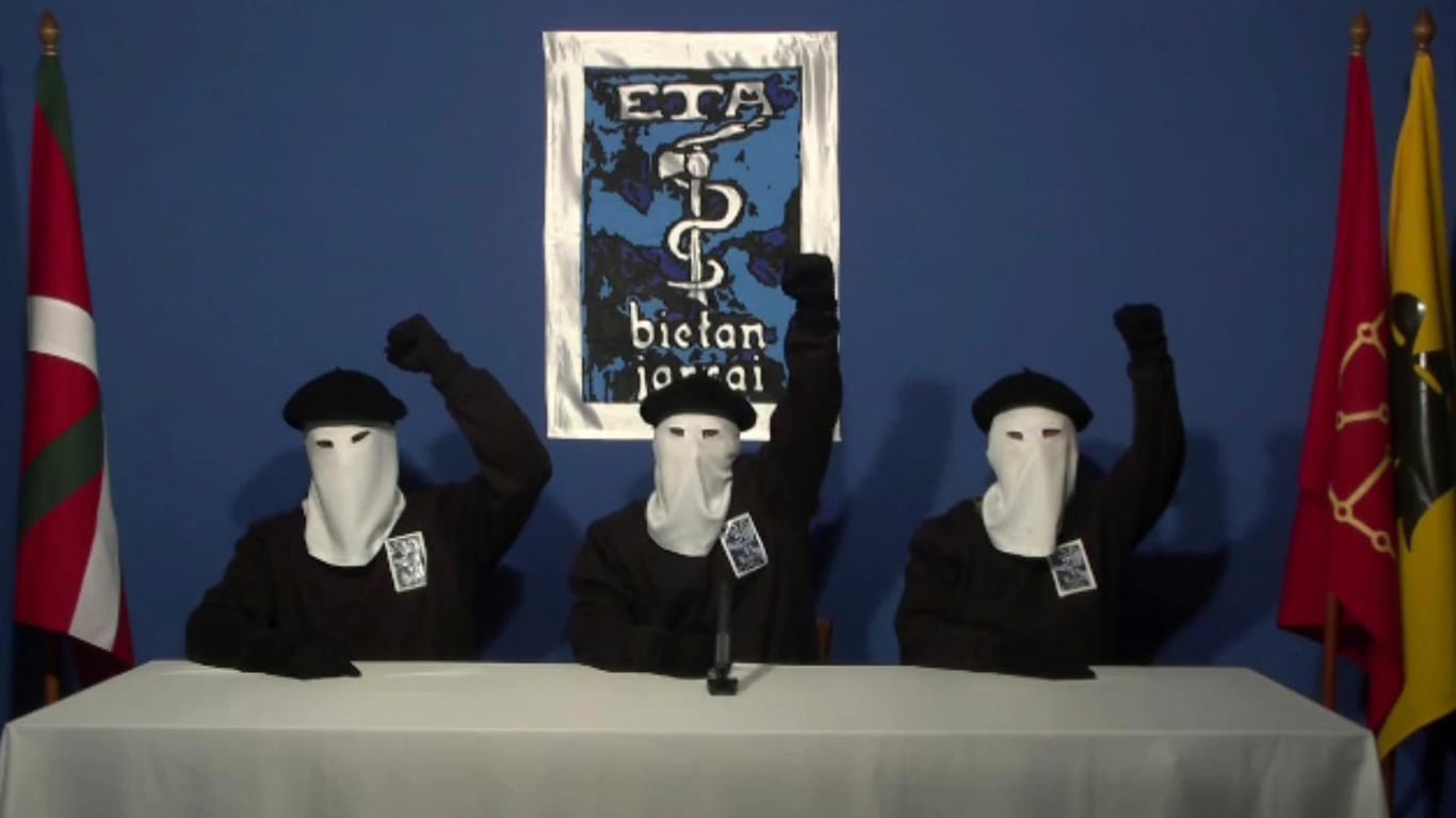 Der Screenshot des Videos aus dem Jahr 2011 zeigt maskierte Mitglieder der baskischen Untergrundorganisation ETA: Jetzt hat die Separatistenorganisation ihre Auflösung bekannt gegeben.