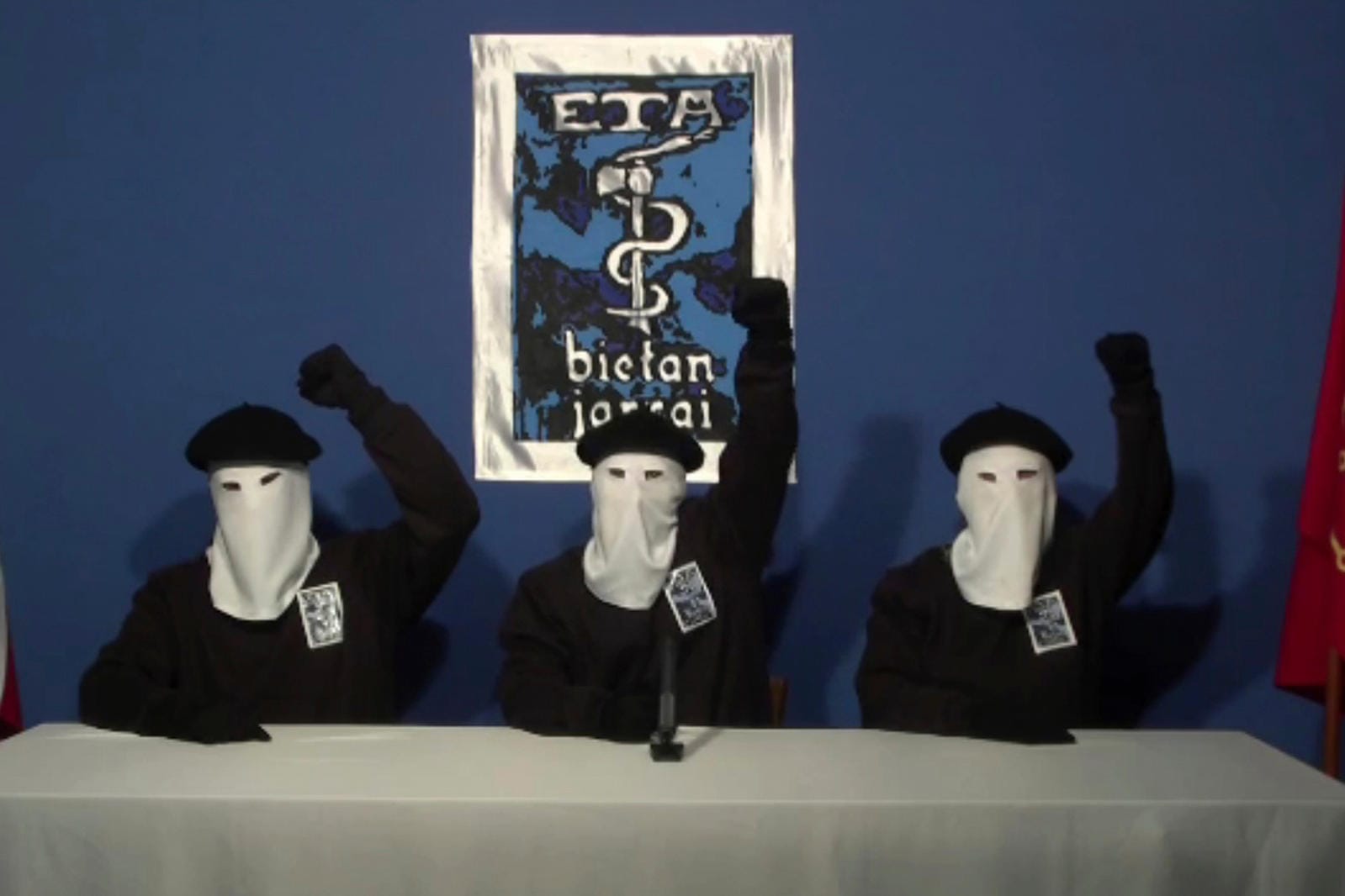 Der Screenshot des Videos aus dem Jahr 2011 zeigt maskierte Mitglieder der baskischen Untergrundorganisation ETA: Jetzt hat die Separatistenorganisation ihre Auflösung bekannt gegeben.