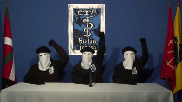 Bereits 2011 hatte die ETA ihren Gewaltverzicht erklärt und ein Jahr später ihre Entwaffnung und Auflösung in Aussicht gestellt. Bereits 2011 hatte die ETA ihren Gewaltverzicht erklärt und ein Jahr später ihre Entwaffnung und Auflösung in Aussicht gestellt.