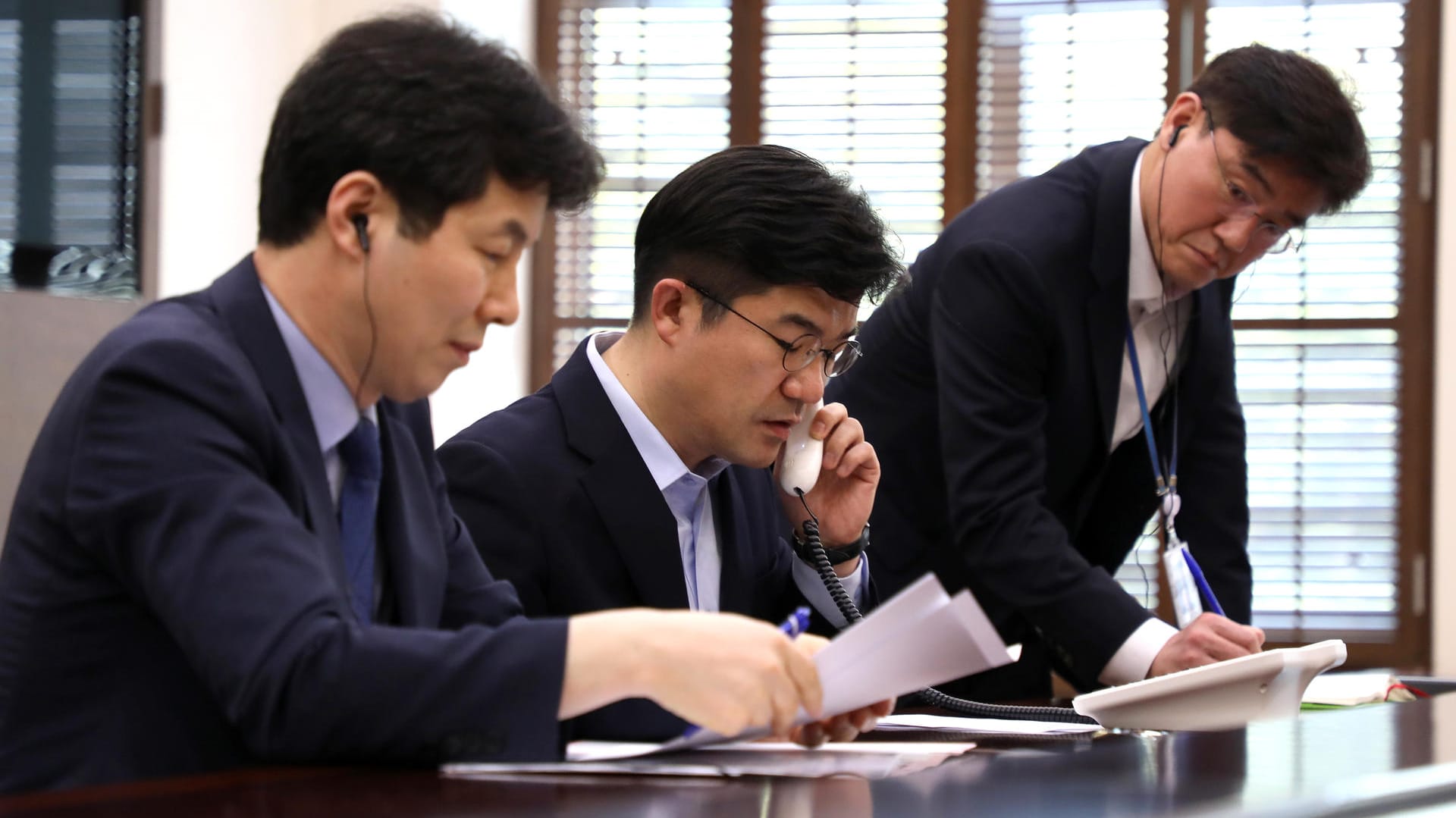 Ein Angestellter im Büro des Präsidenten macht einen Testanruf zur Nordkoreanischen Kommission für Staatsangelegenheiten: Vor ihrem dritten Gipfeltreffen haben Süd- und Nordkorea erstmals eine direkte Telefonverbindung zwischen den Staatschefs beider Länder gelegt. Ein Angestellter im Büro des Präsidenten macht einen Testanruf zur Nordkoreanischen Kommission für Staatsangelegenheiten: Vor ihrem dritten Gipfeltreffen haben Süd- und Nordkorea erstmals eine direkte Telefonverbindung zwischen den Staatschefs beider Länder gelegt.