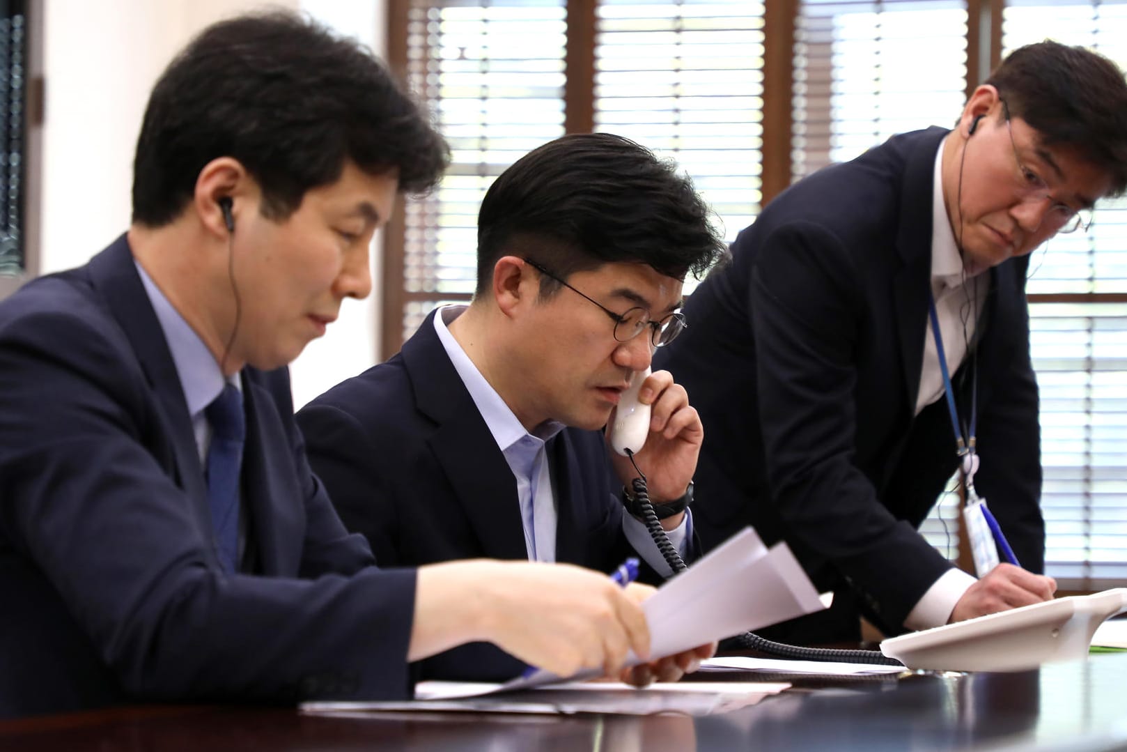 Ein Angestellter im Büro des Präsidenten macht einen Testanruf zur Nordkoreanischen Kommission für Staatsangelegenheiten: Vor ihrem dritten Gipfeltreffen haben Süd- und Nordkorea erstmals eine direkte Telefonverbindung zwischen den Staatschefs beider Länder gelegt.
