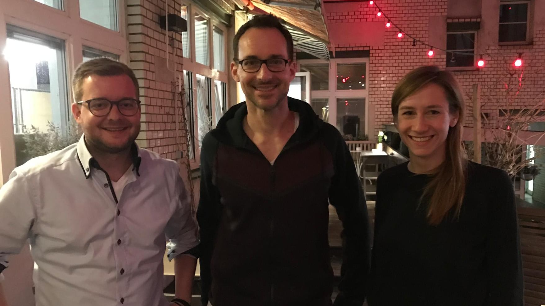 Tim Lobinger empfing Annemarie Munimus (r.) und Florian Wichert (l.) von t-online.de im Hof des Michel-Berger-Hotels in Berlin. Am nächsten Morgen war Lobinger Gast im Frühstücksfernsehen bei Sat.1. Er wohnt eigentlich in München.