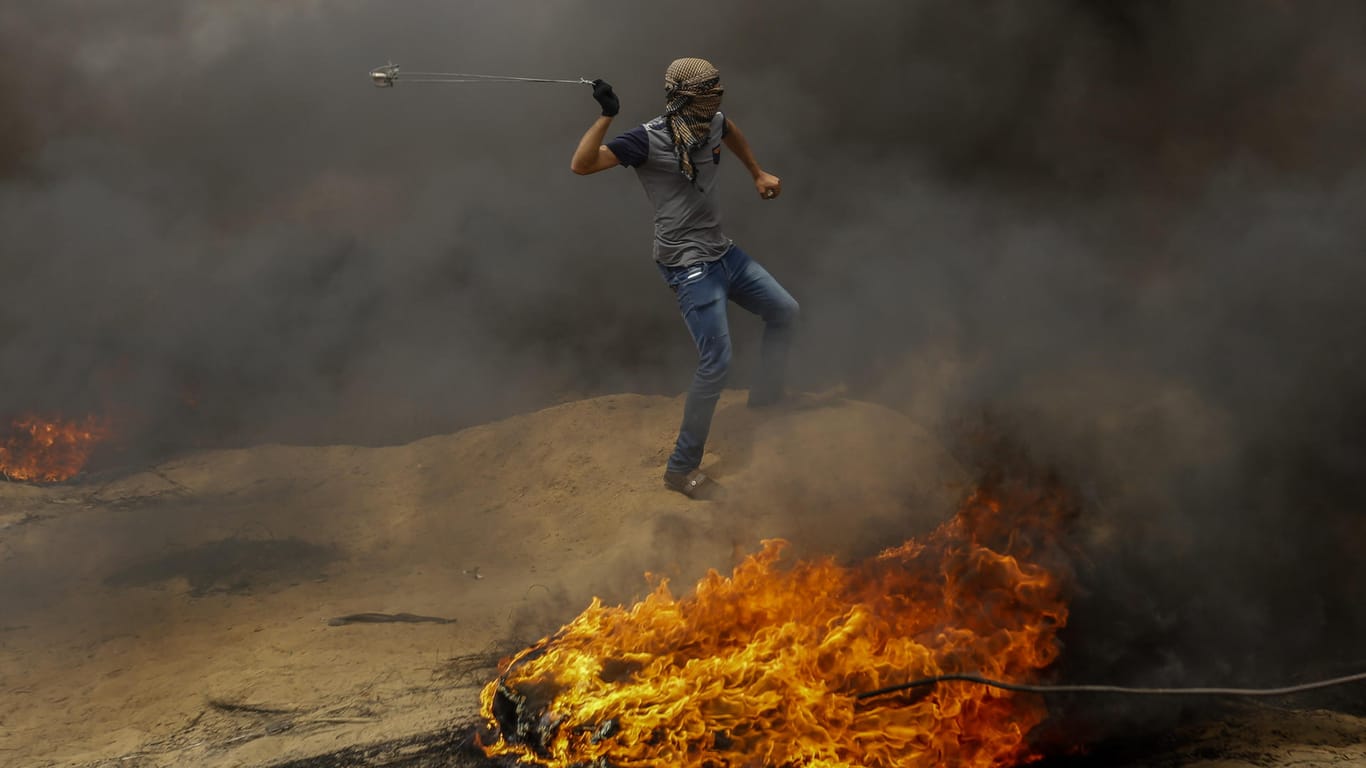 Ein palästinensischer Mann zielt während eines Protests an der Grenze zu Israel mit einer Steinschleuder: In den vergangenen Wochen wurden 37 Menschen getötet.