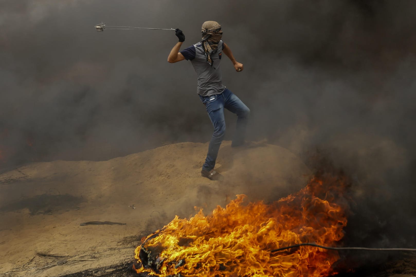 Ein palästinensischer Mann zielt während eines Protests an der Grenze zu Israel mit einer Steinschleuder: In den vergangenen Wochen wurden 37 Menschen getötet.