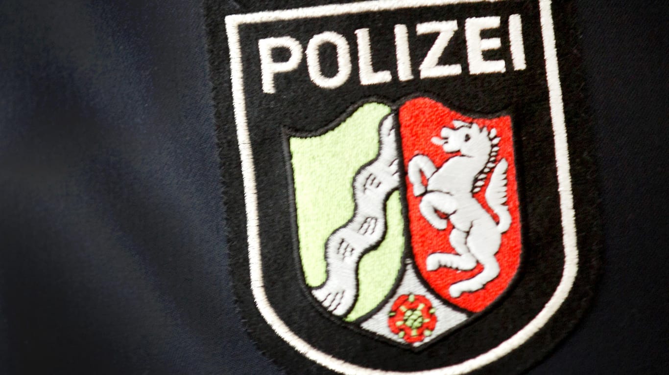 Das Logo der nordrhein-westfälischen Polizei auf einer Uniformjacke: Eine Gruppe von Rechtsextremisten greifen Dunkelhäutige in Dortmund an.