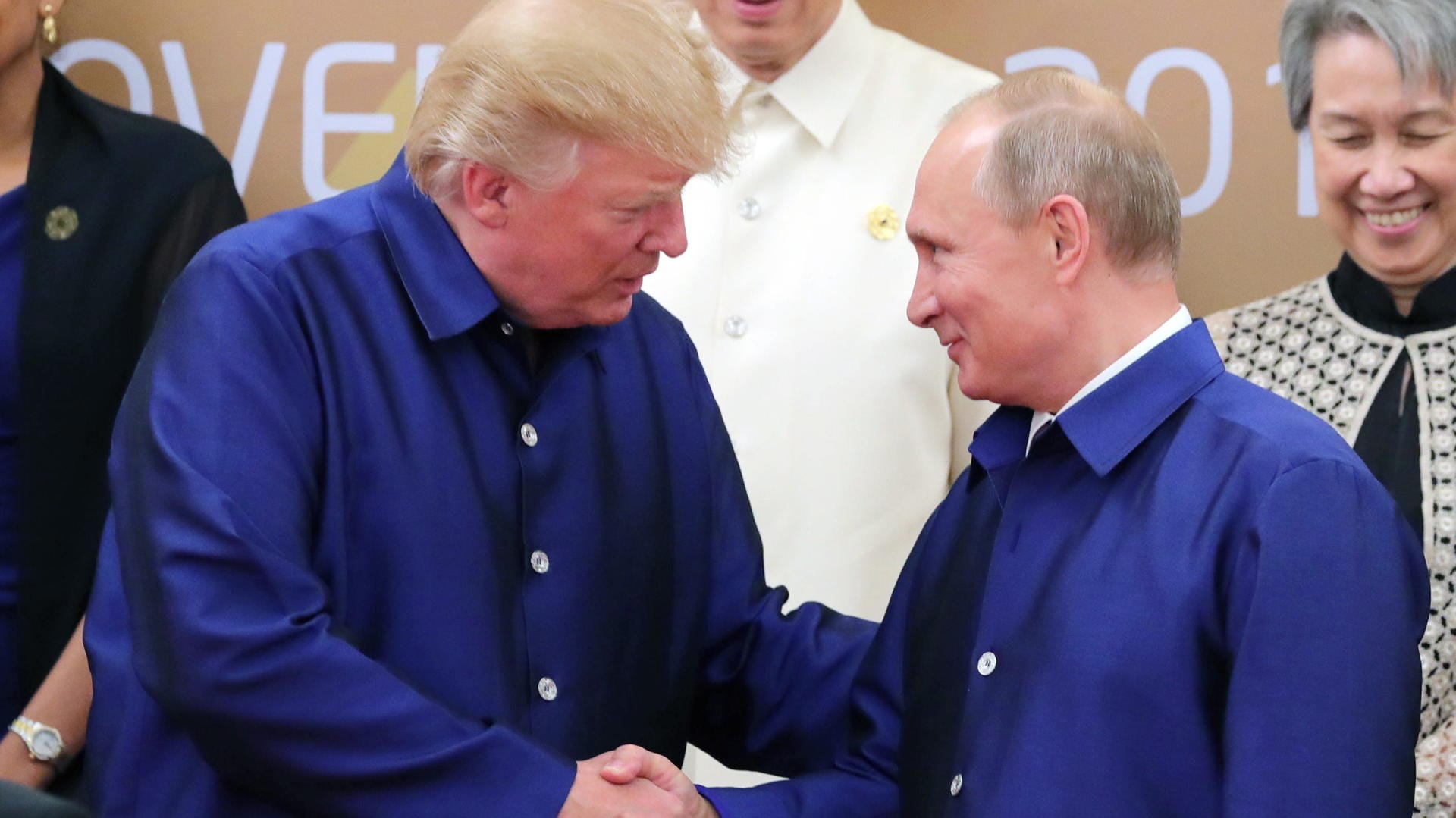 Trump und Putin beim Treffen der Asiatisch-Pazifischen Wirtschaftsgemeinschaft: Gab es Absprachen vor der Wahl? Trump und Putin beim Treffen der Asiatisch-Pazifischen Wirtschaftsgemeinschaft: Gab es Absprachen vor der Wahl?
