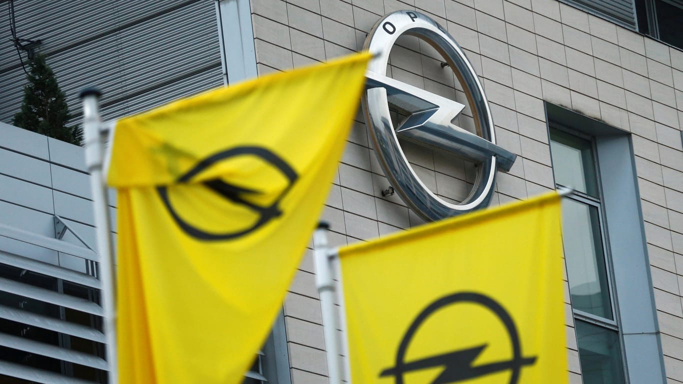 Flaggen mit dem Opel-Logo vor der Zentrale in Rüsselsheim: Opel laufen laut Betriebsratschef die Leute weg.