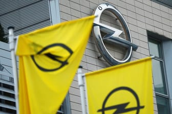 Flaggen mit dem Opel-Logo vor der Zentrale in Rüsselsheim: Opel laufen laut Betriebsratschef die Leute weg.