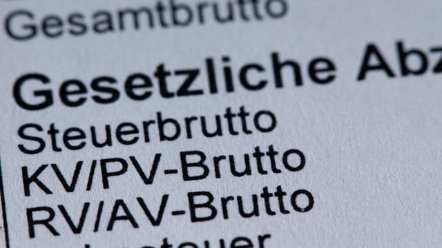 Die bisher allein von den Kassenmitgliedern zu zahlenden Zusatzbeiträge sollen ab 2019 zu gleichen Teilen von Arbeitgebern und Arbeitnehmern getragen werden.