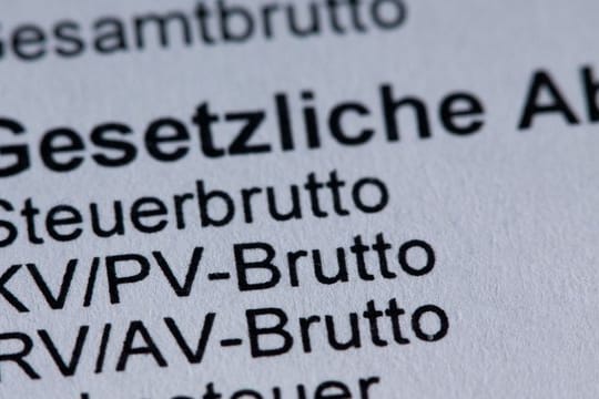 Die bisher allein von den Kassenmitgliedern zu zahlenden Zusatzbeiträge sollen ab 2019 zu gleichen Teilen von Arbeitgebern und Arbeitnehmern getragen werden.