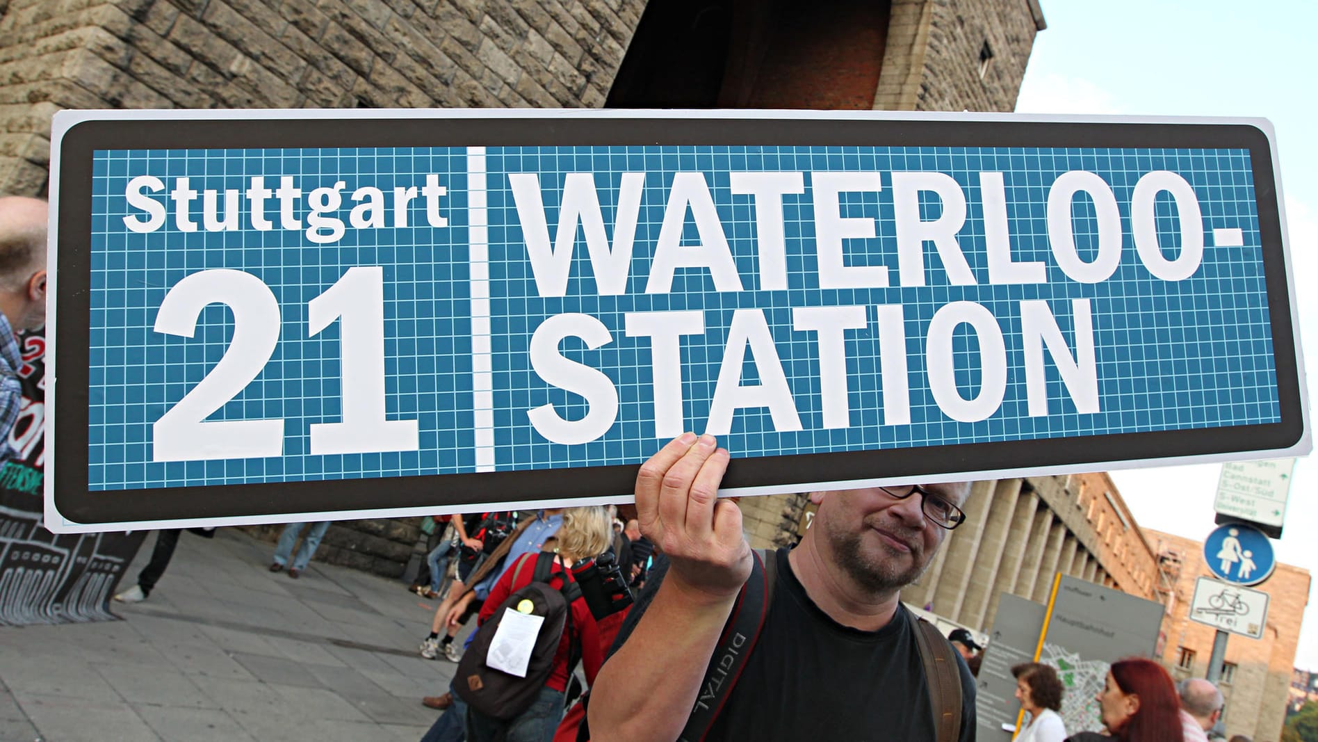 Ein Demonstrant im Sommer 2010 vor dem Stuttgarter Hauptbahnhof: Kritiker fürchteten schon lange enorme Kostensteigerungen.