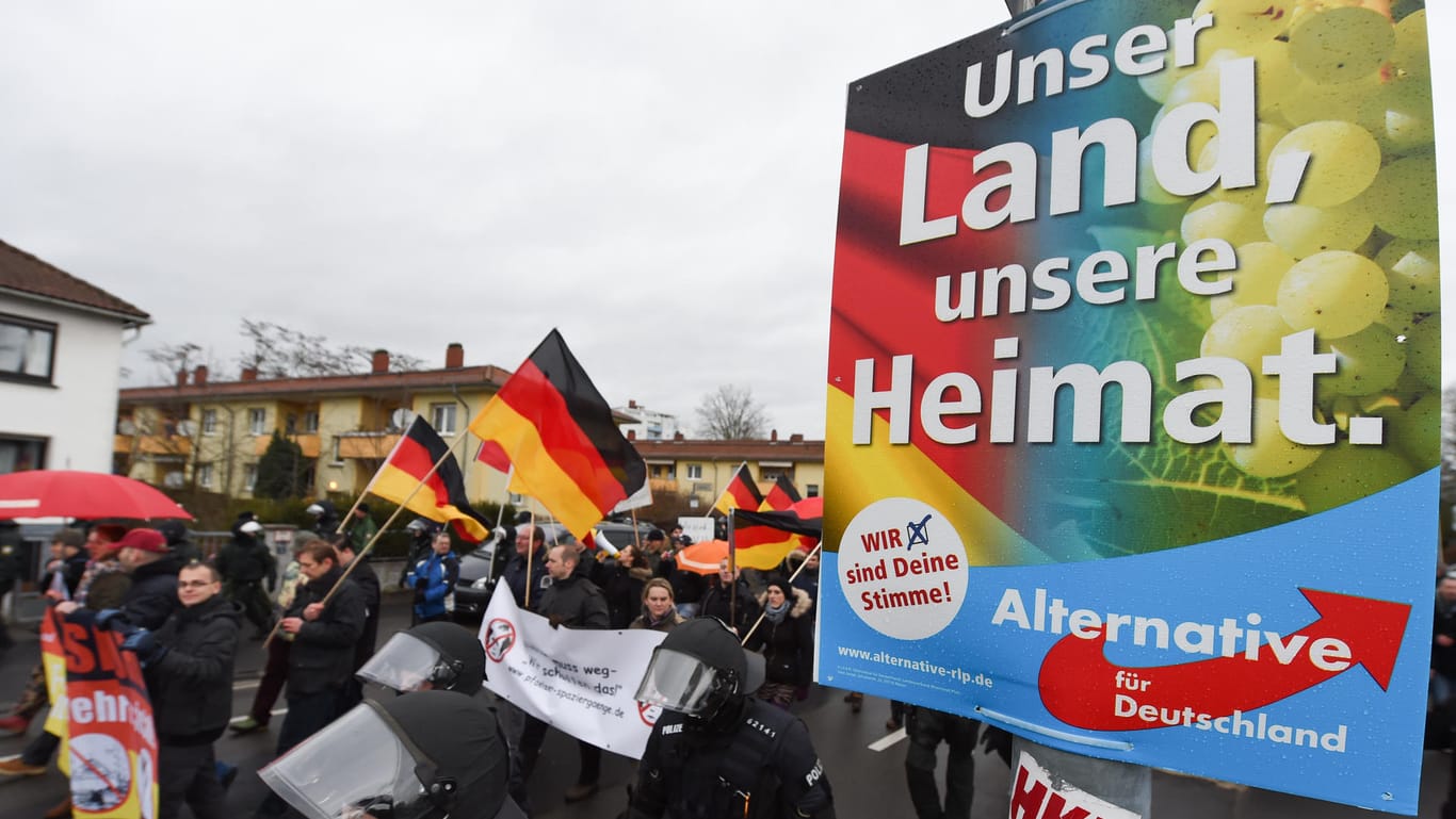 Der Demonstrationszug eines islam- und flüchtlingsfeindlichen Pegida-Ablegers: Kramp-Karrenbauer nennt AfD in Ostdeutschland rechtsradikal.