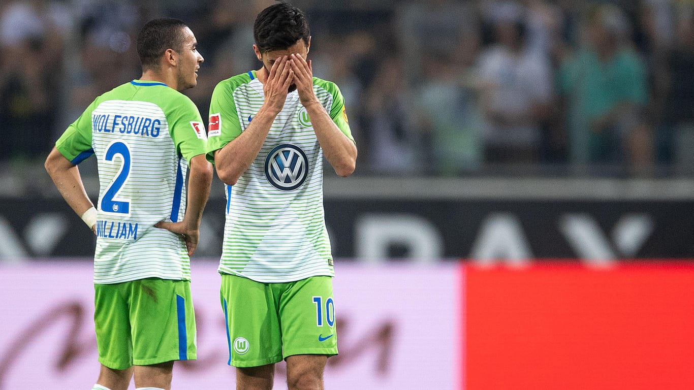 Resignation: Wolfsburgs William (li.) und Malli während des Spiels gegen Gladbach.