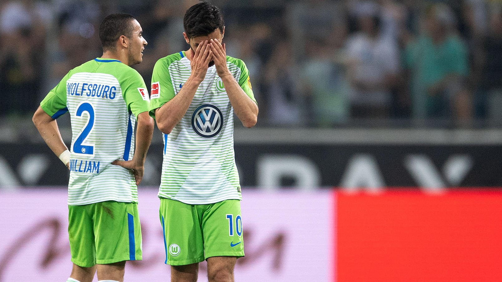 Resignation: Wolfsburgs William (li.) und Malli während des Spiels gegen Gladbach.