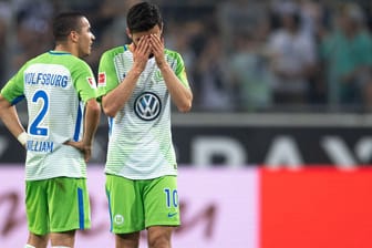 Resignation: Wolfsburgs William (li.) und Malli während des Spiels gegen Gladbach.