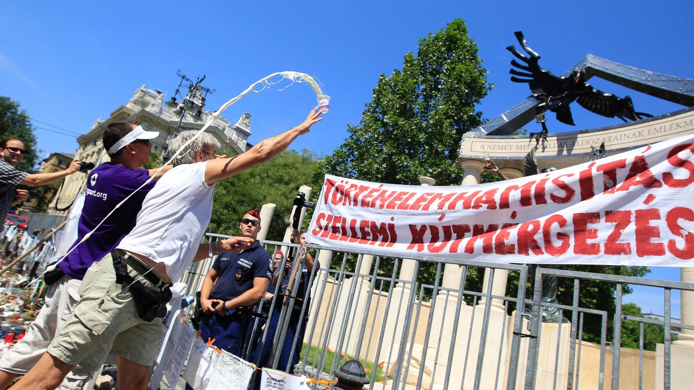 Protest gegen ein Weltkriegs-Mahnmal in Budapest: Es stellt Ungarn, das mit Nazi-Deutschland kollaborierte, als Opfer dar. Jüdische Verbände kritisierten die Skulptur scharf.