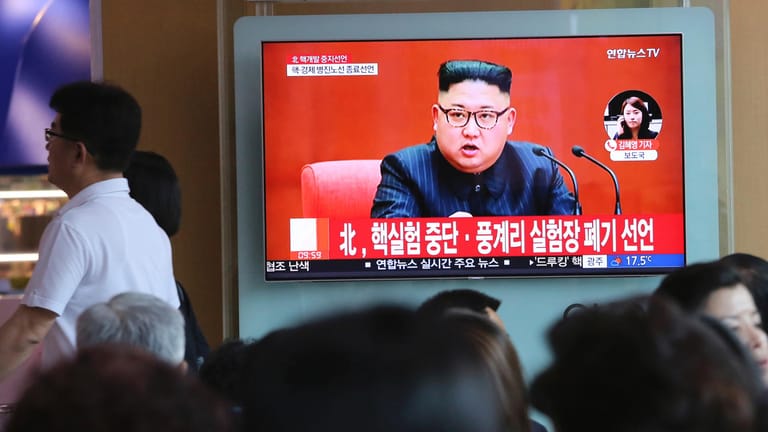Passanten verfolgen eine Nachrichtensendung in Seoul: Bringt die Ankündigung aus Pjöngjang den endgültigen Durchbruch für Frieden?
