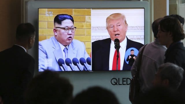 Aufnahmen von US-Präsident Donald Trump (r) und dem nordkoreanischen Führer Kim Jong Un in einer Nachrichtensendung auf dem Bahnhof von Seoul. Aufnahmen von US-Präsident Donald Trump (r) und dem nordkoreanischen Führer Kim Jong Un in einer Nachrichtensendung auf dem Bahnhof von Seoul.