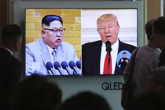 Aufnahmen von US-Präsident Donald Trump (r) und dem nordkoreanischen Führer Kim Jong Un in einer Nachrichtensendung auf dem Bahnhof von Seoul.