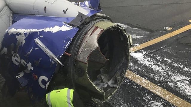 Die zerstörte Turbine eines Flugzeugs der Fluggesellschaft Southwest Airlines wird untersucht. Die zerstörte Turbine eines Flugzeugs der Fluggesellschaft Southwest Airlines wird untersucht.