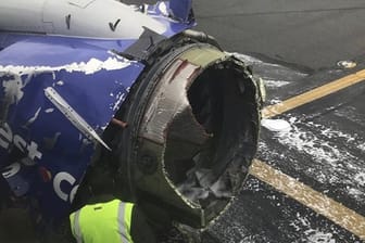 Die zerstörte Turbine eines Flugzeugs der Fluggesellschaft Southwest Airlines wird untersucht.