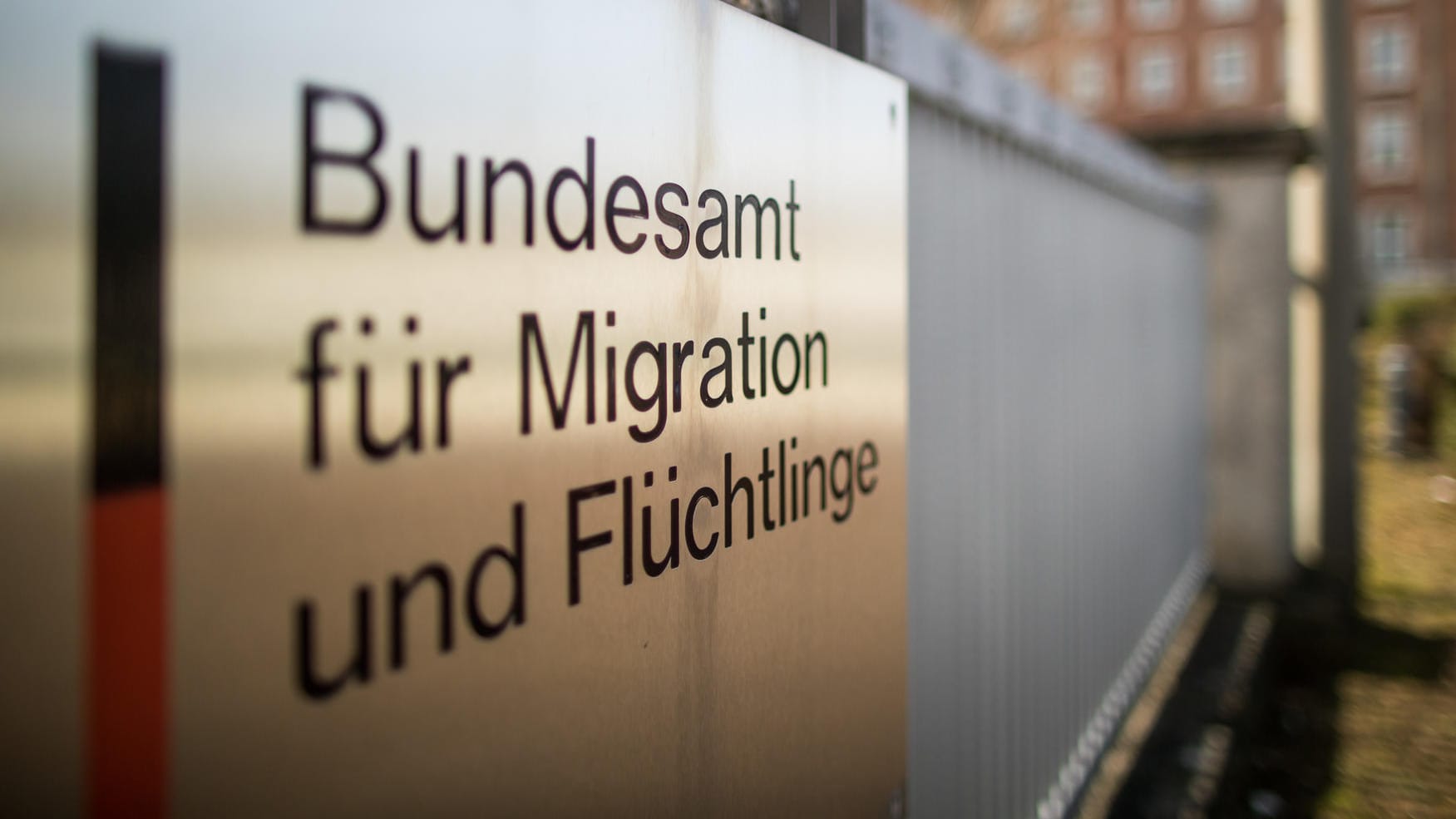 Das Bundesamt für Migration und Flüchtlinge: Eine Mitarbeiterin soll etlichen Flüchtlingen ohne rechtliche Grundlage Asyl gewährt haben. Auch einige Dolmetscher mussten die Behörde nun verlassen.