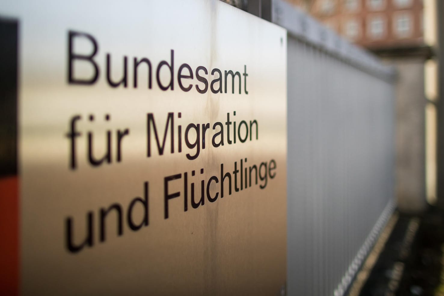 Das Bundesamt für Migration und Flüchtlinge: Eine Mitarbeiterin soll etlichen Flüchtlingen ohne rechtliche Grundlage Asyl gewährt haben. Auch einige Dolmetscher mussten die Behörde nun verlassen.