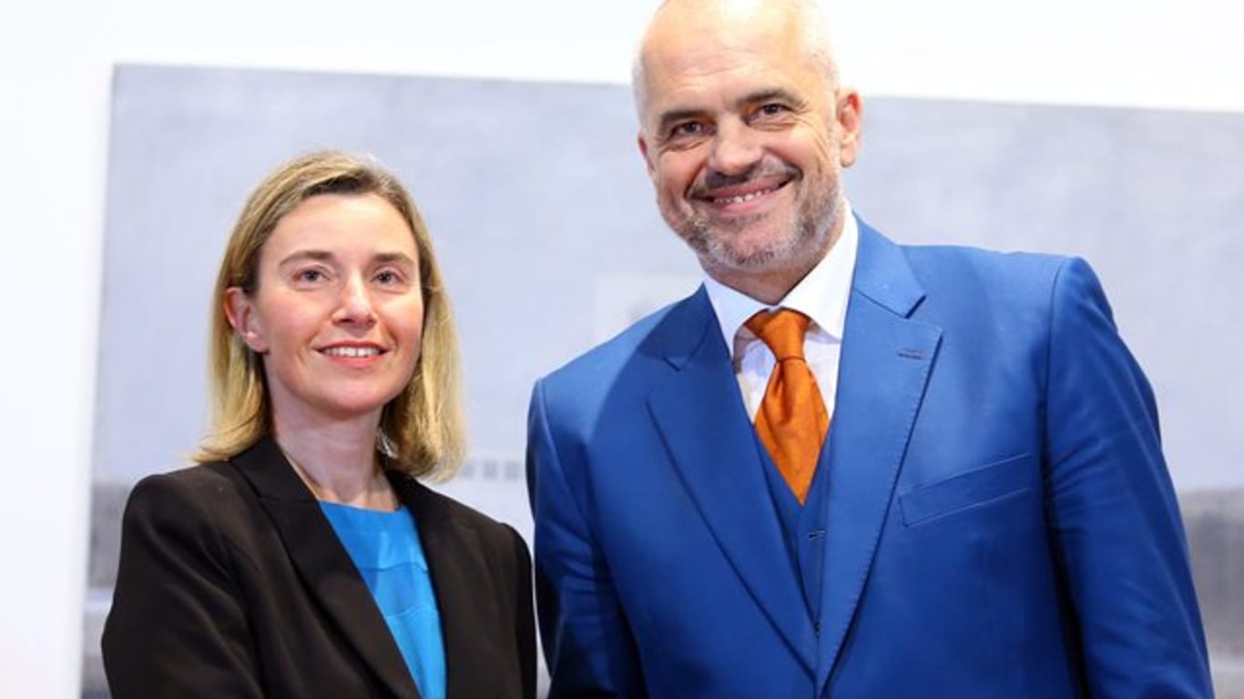 Federica Mogherini mit dem albanischen Ministerpräsidenten Edi Rama: Die EU-Außenbeauftragte sieht Reformfortschritte des Landes.