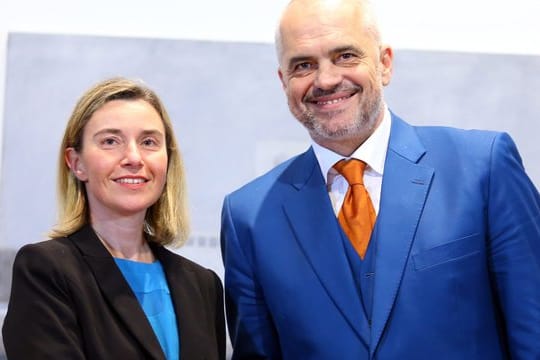 Federica Mogherini mit dem albanischen Ministerpräsidenten Edi Rama: Die EU-Außenbeauftragte sieht Reformfortschritte des Landes.