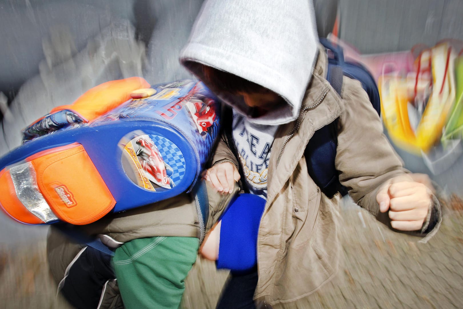 Zwei Schüler prügeln sich: Heutzutage kommt es häufiger zur Anzeige von Gewalttaten. (Symbolbild)