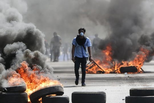 Brennende Barrikaden in Managua: Die Proteste gegen die Erhöhung der Sozialversicherungsbeiträge um bis zu 22,5 Prozent dauern schon drei Tage an.