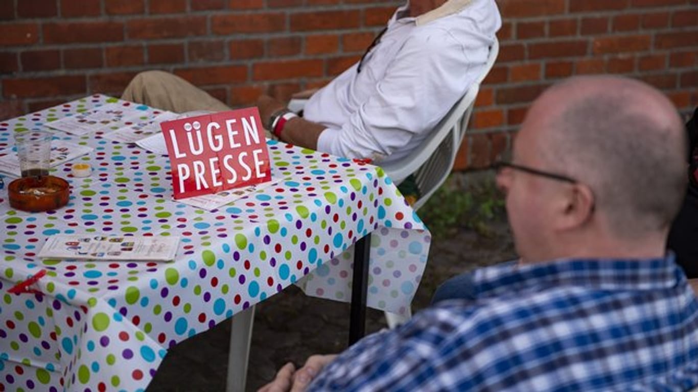 Sitzt hier die "Lügenpresse"? Zwei Männer auf dem Gelände des Neonazi-Festivals "Schild und Schwert".