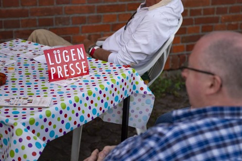 Sitzt hier die "Lügenpresse"? Zwei Männer auf dem Gelände des Neonazi-Festivals "Schild und Schwert".