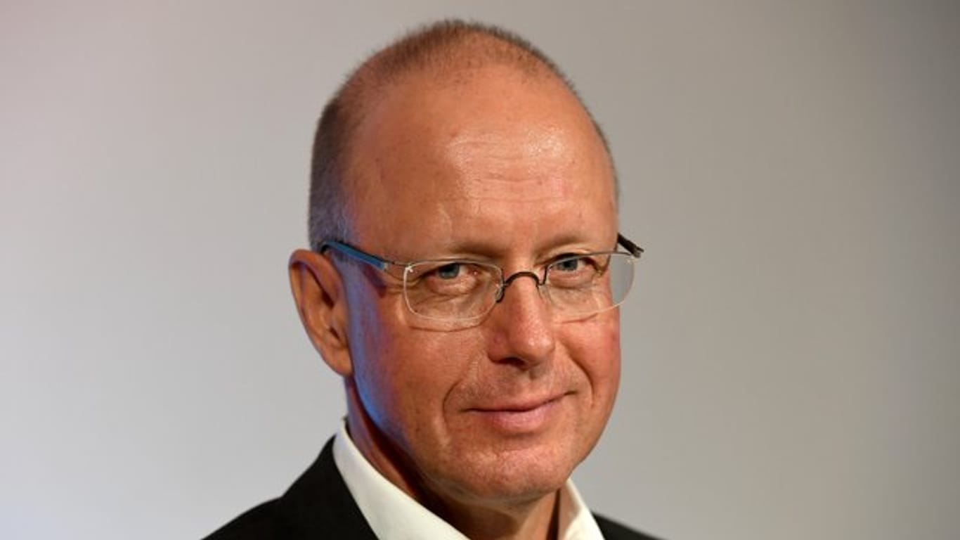 Radio-Bremen-Intendant Jan Metzger weist darauf hin, dass Einsparungen im Programm der ARD schwerwiegende Folgen für freie Mitarbeiter hätte.