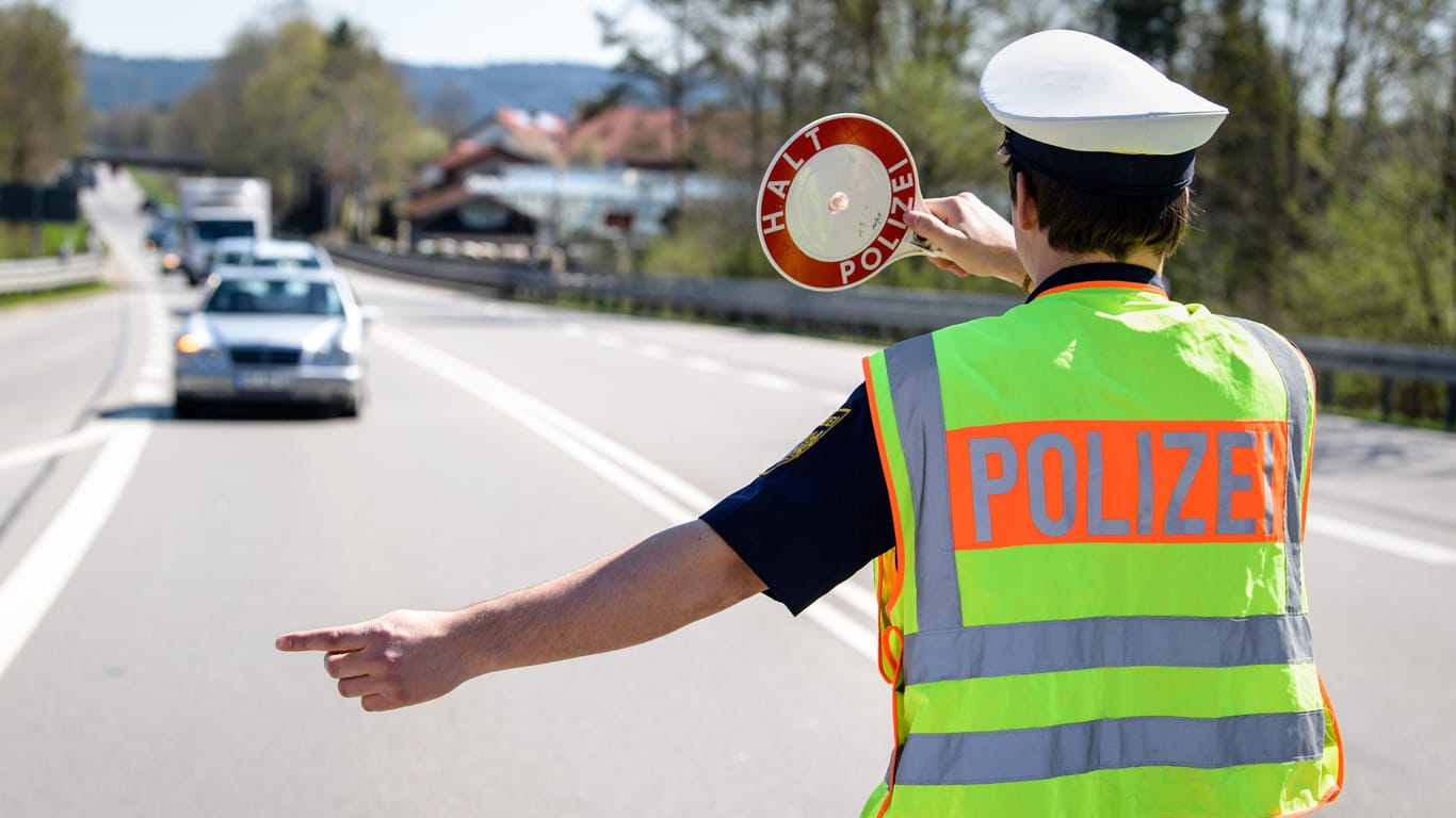 Polizeikontrolle: Ein Autofahrer ist den Beamten mit 200 km/h entwischt. (Symbolbild)