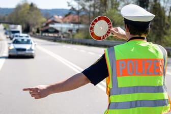 Polizeikontrolle: Ein Autofahrer ist den Beamten mit 200 km/h entwischt. (Symbolbild)