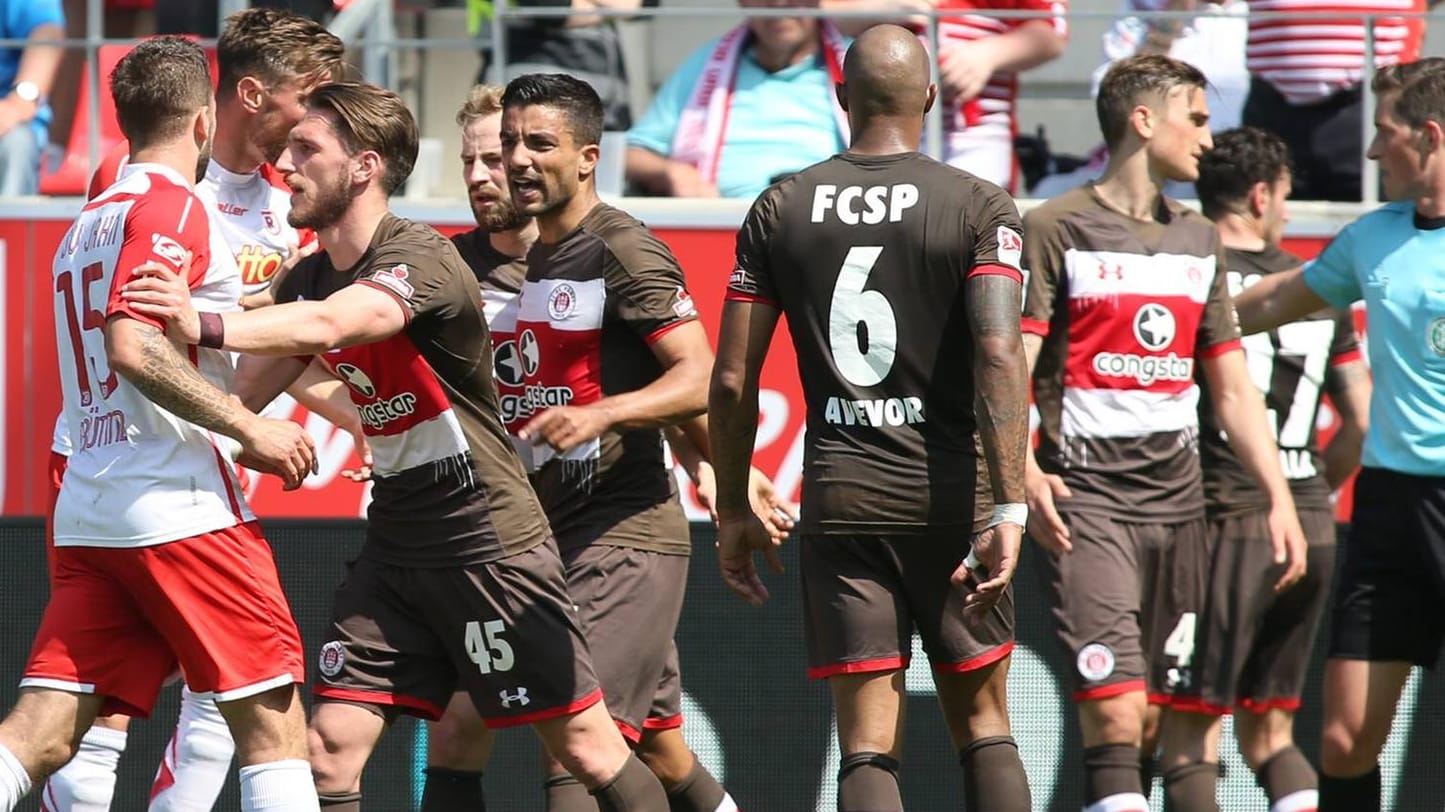 Turbulente Szene: Spieler von Jahn Regensburg und St. Pauli geraten aneinander.