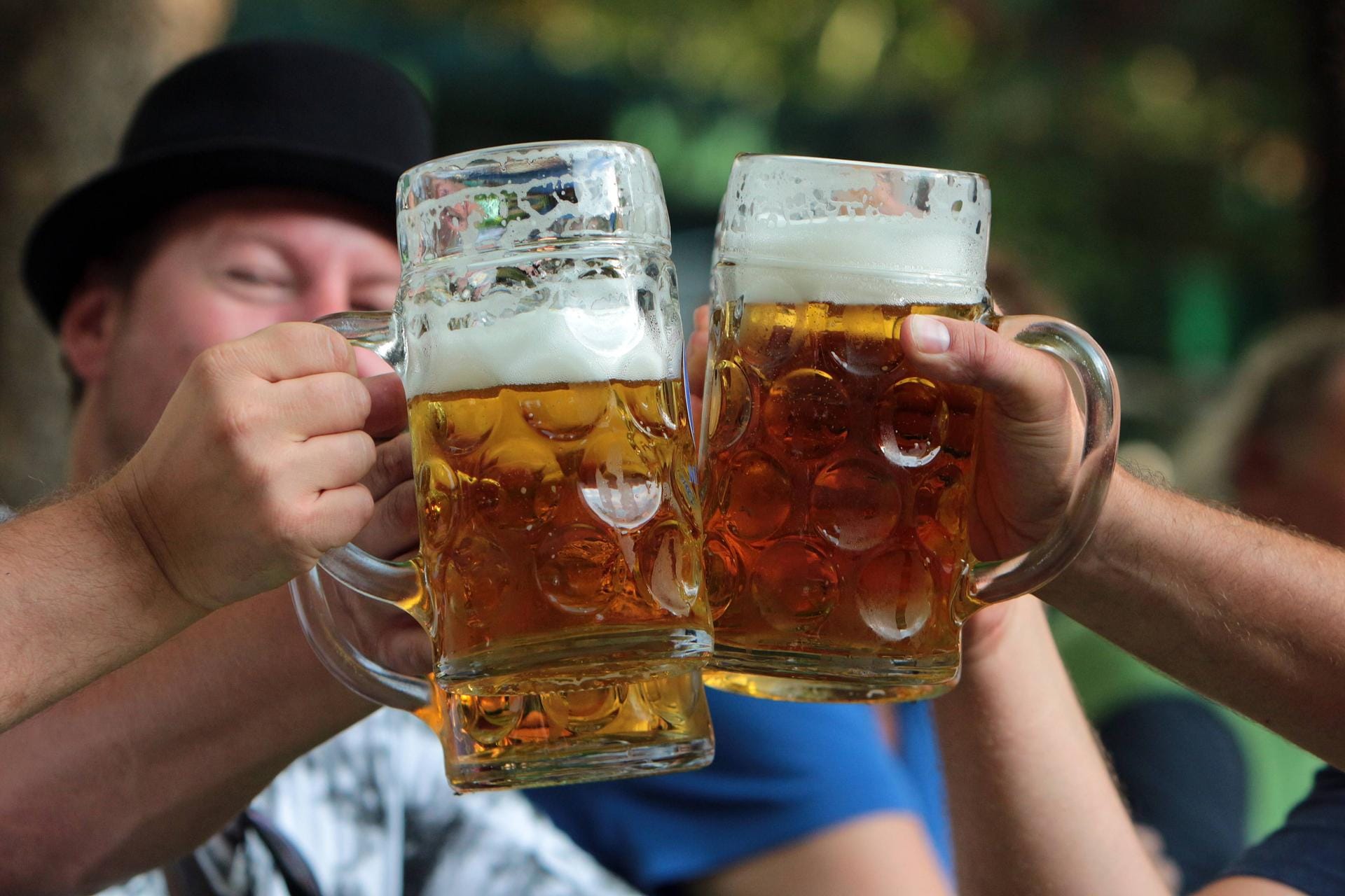 Gemeinsames Zuprosten und Anstoßen: Eine Mass Bier im Biergarten gehört für viele Menschen im Sommer zum Entspannen dazu.