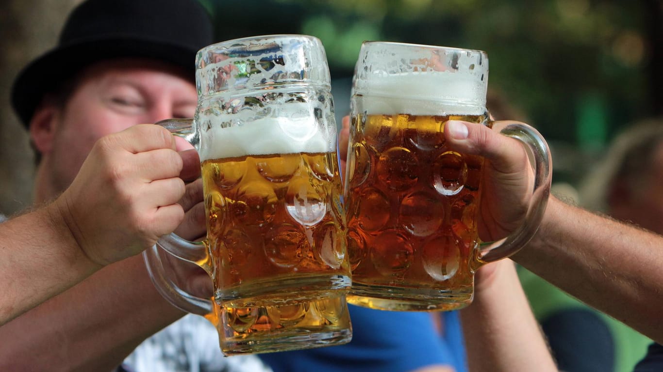 Gemeinsames Zuprosten und Anstoßen: Eine Mass Bier im Biergarten gehört für viele Menschen im Sommer zum Entspannen dazu.
